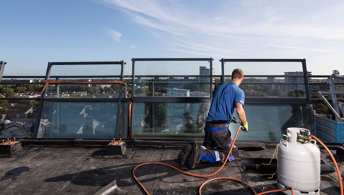 Waarom een dakaannemer van DAKMERK onmisbaar is in een onderhoudscontract voor vastgoed